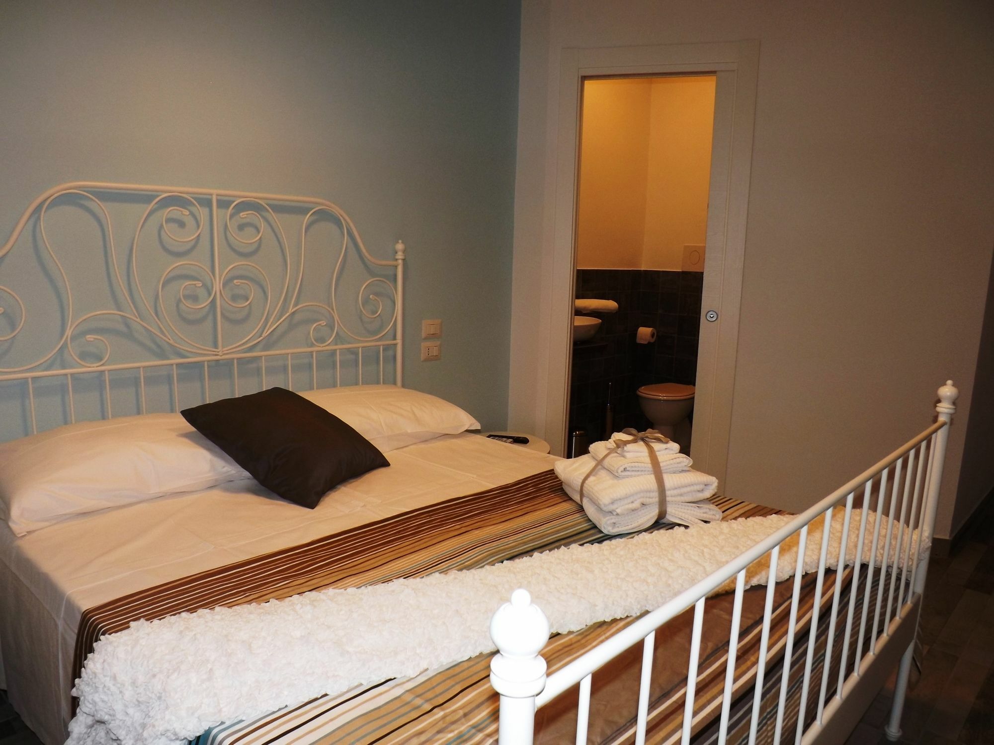 Domus Alma Bed & Breakfast เนเปิลส์ ภายนอก รูปภาพ