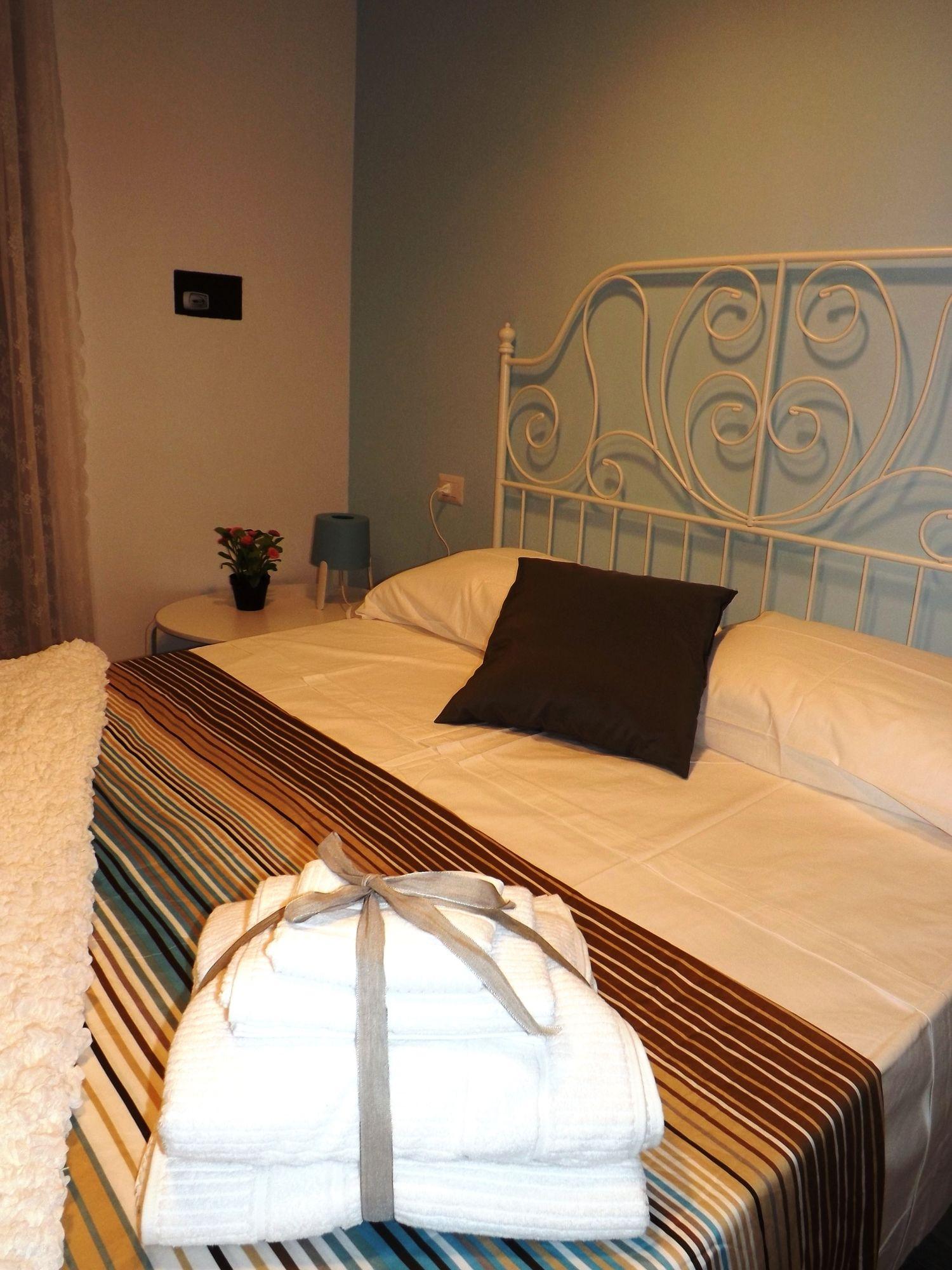 Domus Alma Bed & Breakfast เนเปิลส์ ภายนอก รูปภาพ