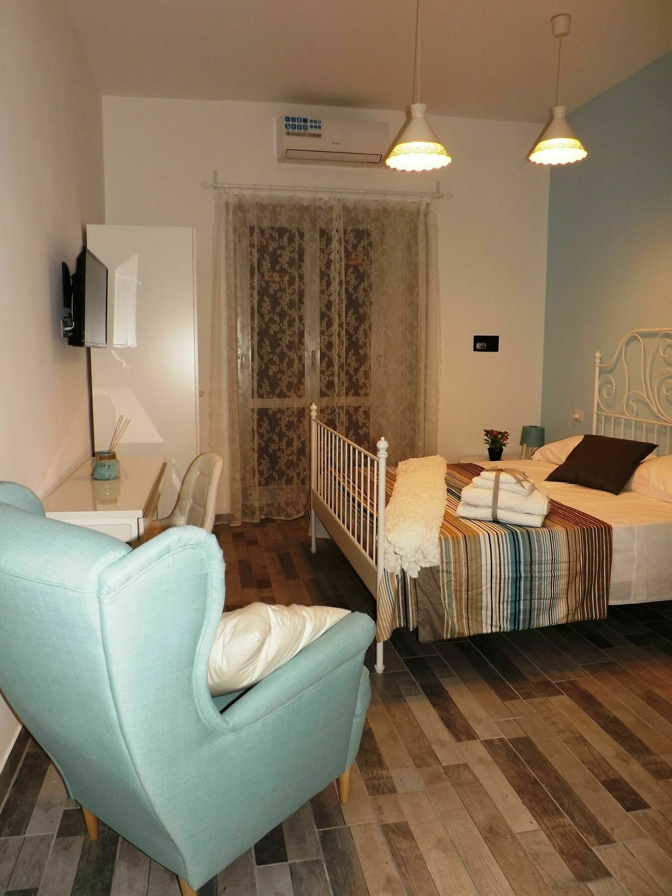 Domus Alma Bed & Breakfast เนเปิลส์ ภายนอก รูปภาพ