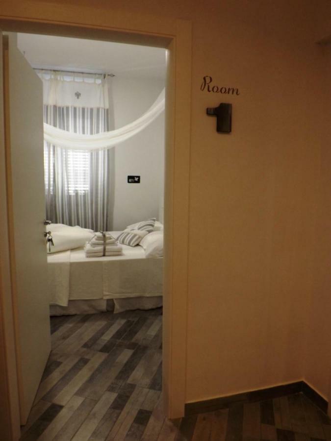 Domus Alma Bed & Breakfast เนเปิลส์ ภายนอก รูปภาพ