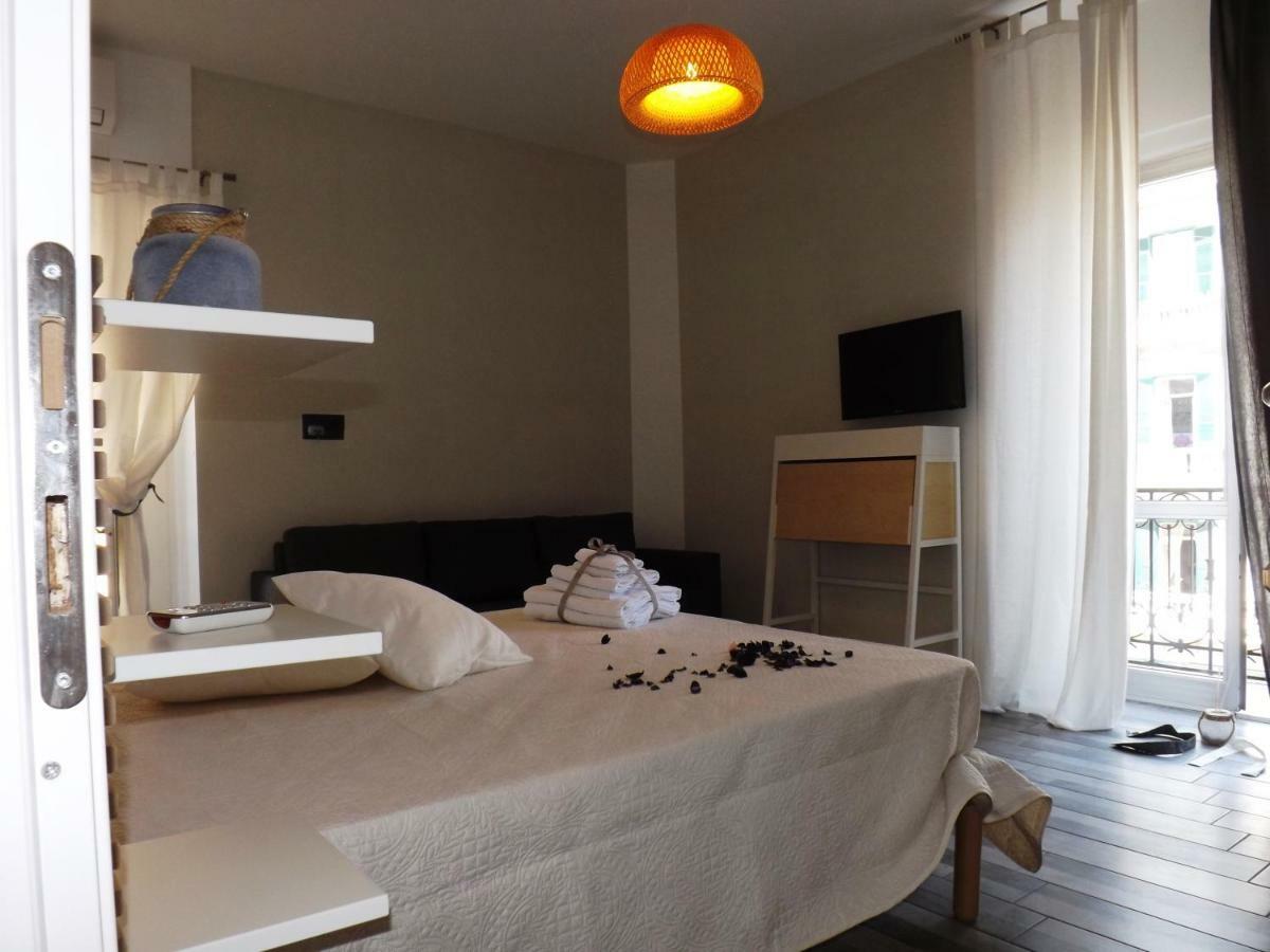 Domus Alma Bed & Breakfast เนเปิลส์ ภายนอก รูปภาพ